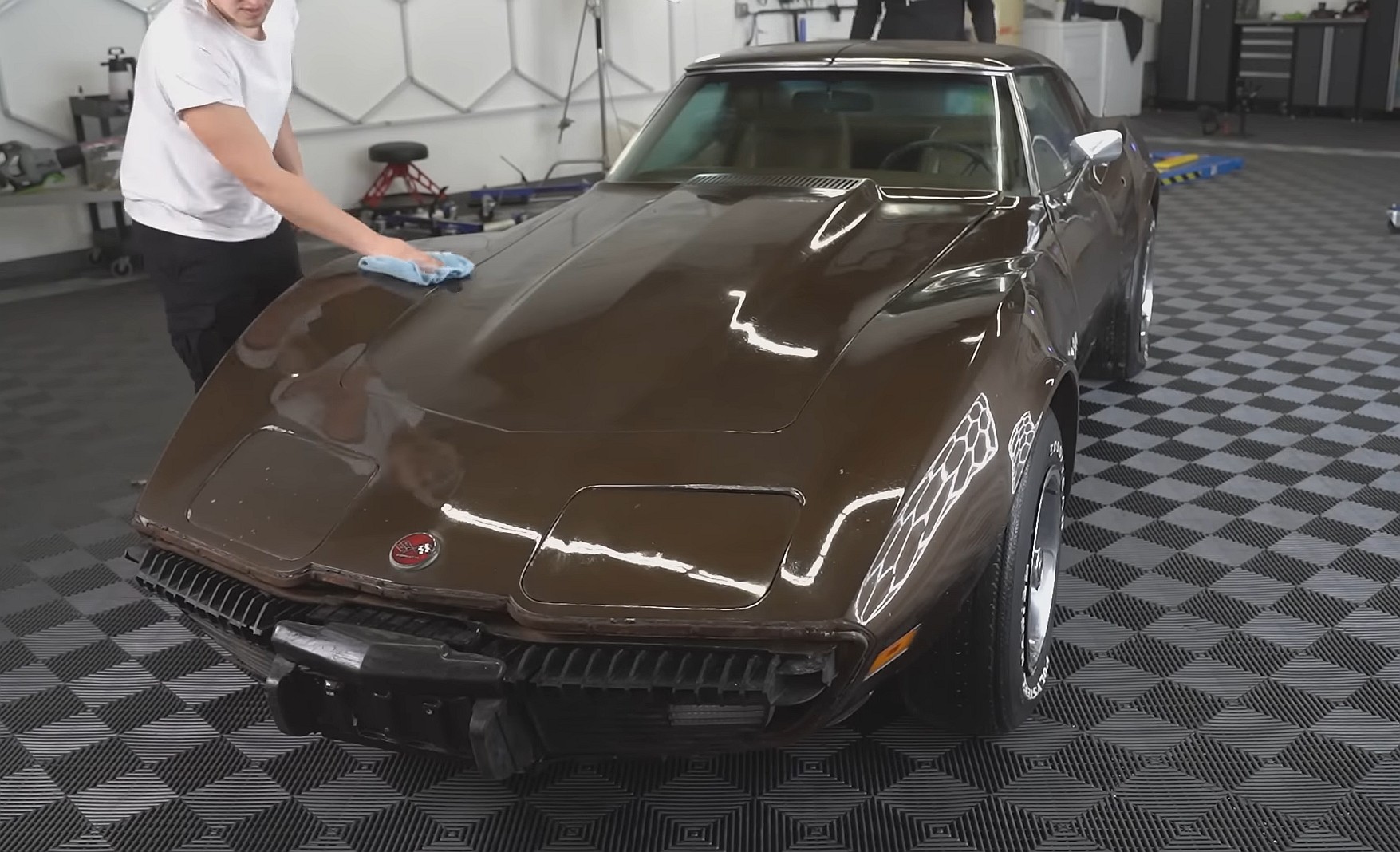 Forgotten 1974 Chevrolet Corvette Spent 34 Years in a Barn, Gets First Wash - autoevolution