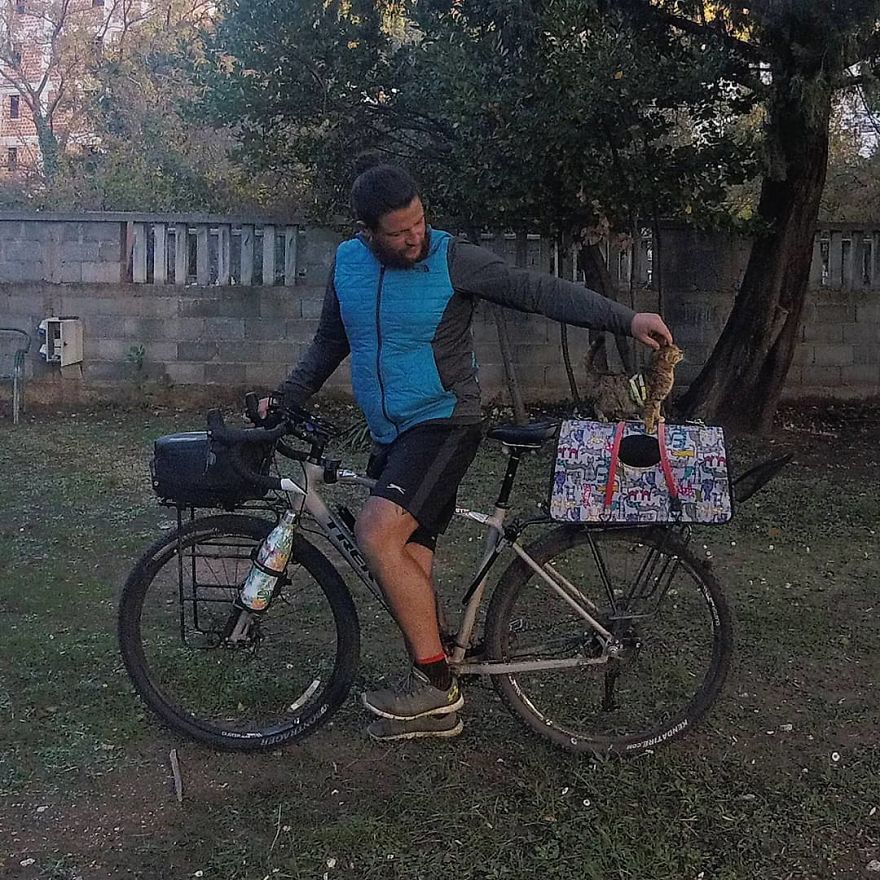 Scottish Man Decides To Cycle Across The Globe Solo But Finds A Stray Cat Which Accompanies Him