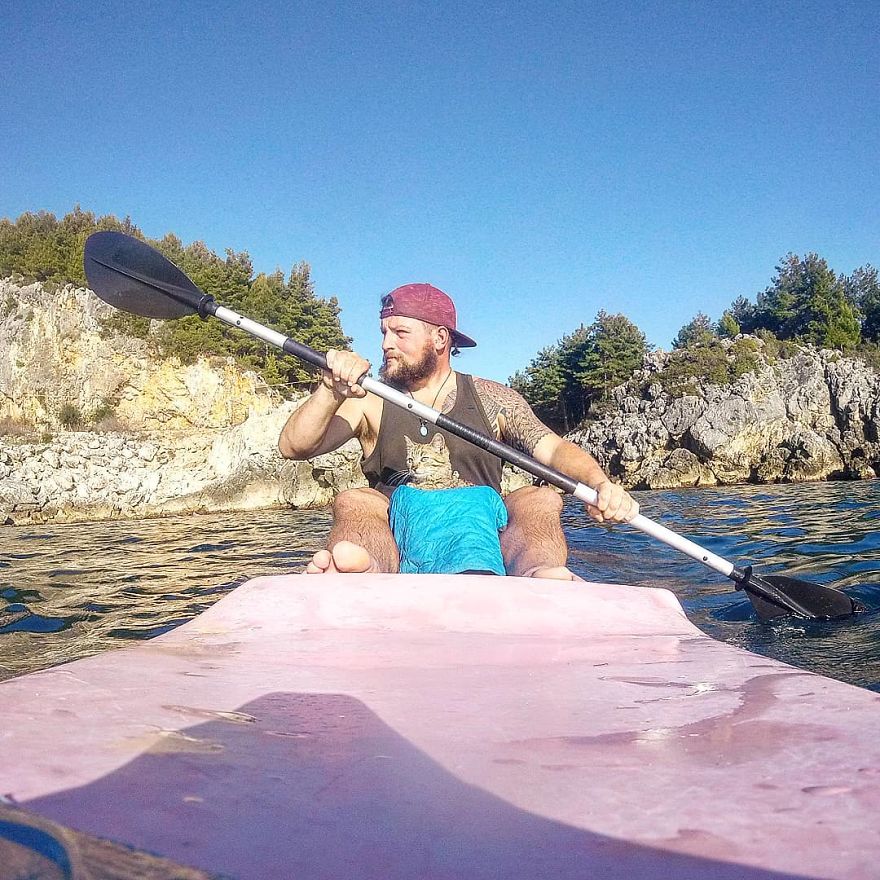 Scottish Man Decides To Cycle Across The Globe Solo But Finds A Stray Cat Which Accompanies Him