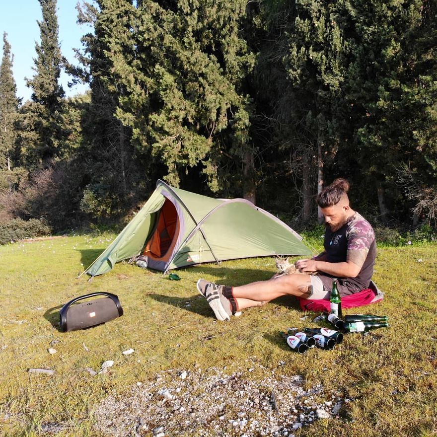 Scottish Man Decides To Cycle Across The Globe Solo But Finds A Stray Cat Which Accompanies Him