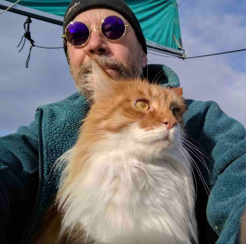 This Maine Coon Uses the “Ears” of a Deaf Sailor to Help Them Navigate The Seas