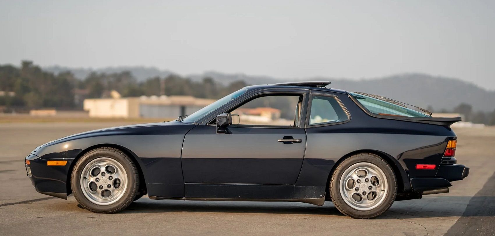 Porsche 944 Turbo - side