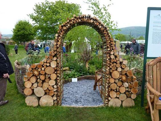 22 DIY Wood Pıece Garden Projects