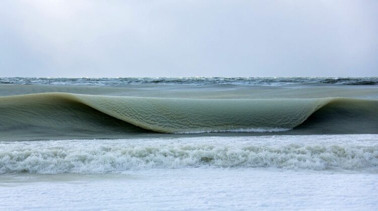 Frozen Enchantment – Nantucket Photographer Captures The Spellbındıng Moment Of An Almost-Frozen Wave