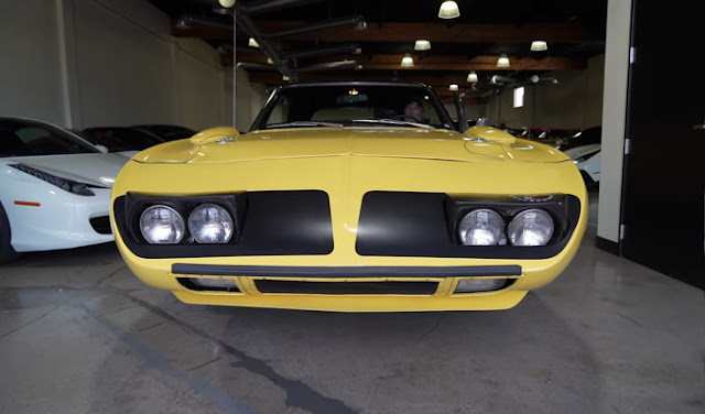 Plymouth Superbird’s Thrilling Joy Ride Wows Crowds with Exhilarating Tire-Spinning Spectacle