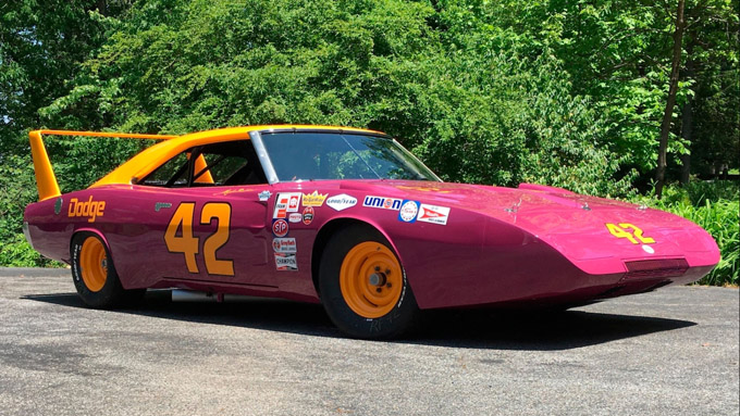 Marty Robbins’ 1969 Dodge Daytona Race Car Defies Expectations with $475,000 Bid at Auction!