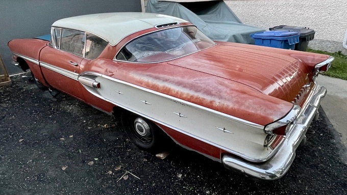 Revealing a Fascinating Surprise: 1958 Pontiac Parisienne Emerges After 30 Years