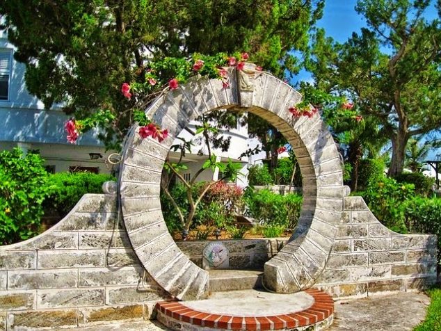 15 Lovely Moon Gates For Your Garden