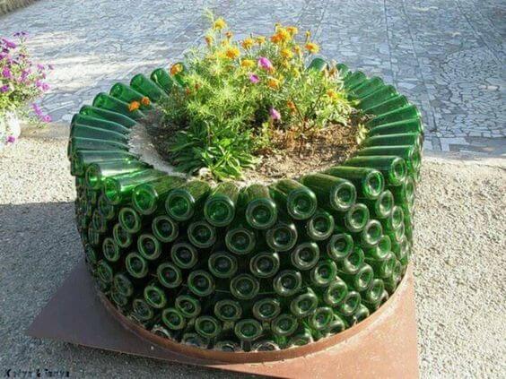 23 Easy and Cheap Wıne Bottle Ideas For Your Garden