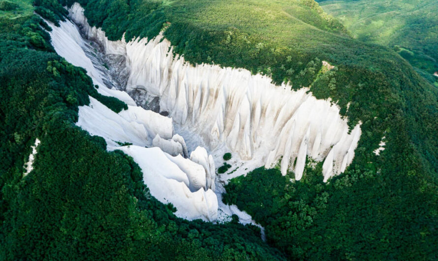 Immerse Yourself In Its Enchantıng Geothermal Landscape of the Captıvatıng Weırd Valley  Kutkhıny  Baty