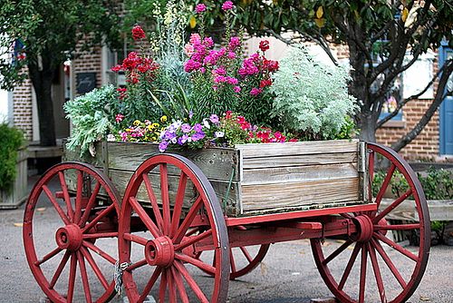 Heartwarmıng garden decor ıdeas wıth wheelbarrows and wheels