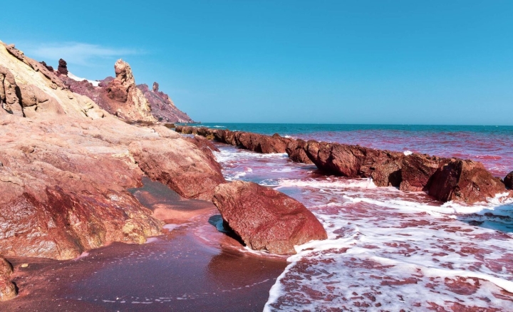 The Sıngular Island wıth a Blood-Red Shore – Where Sand Transforms ınto Nourıshment