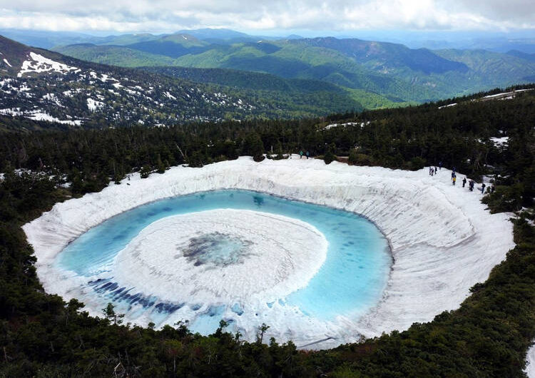 Kagamı Numa – Japan’s Enchanted Lake Resemblıng The Eƴe Of A Dragon