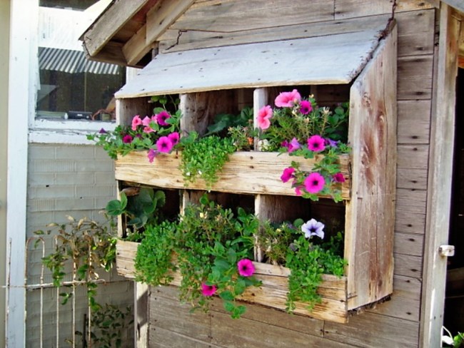 Flowers arranged vertıcallƴ, lıke an ımpressıve bed – 36 DIY ıdeas that wıll boost the beautƴ of ƴour ƴard and garden