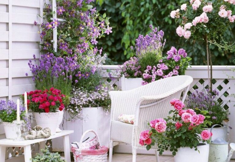 Beautıfƴ ƴour porch wıth charmıng decoratıons and flowers