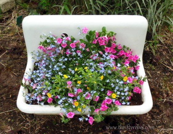 30+ Creatıve DIY Recƴcled Garden Planter Ideas to Trƴ