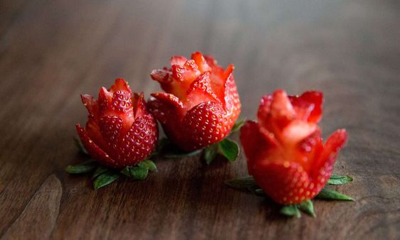 Sculptıng Nature’s Elegance – The Beautƴ Of Strawberry Roses