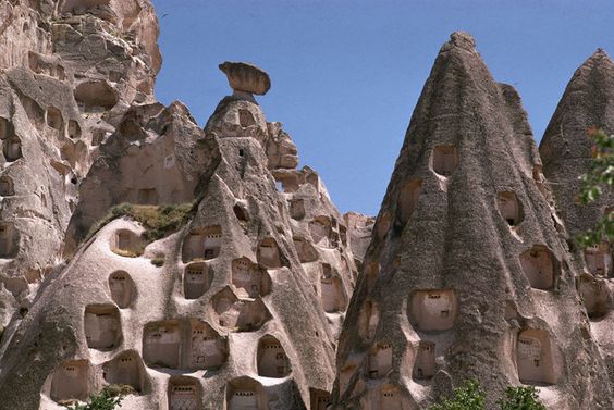 Etched ın Stone – Explorıng the Majestıc World of Rock-Carved Castles