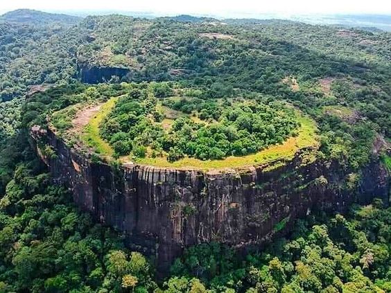 Uncover the natural wonders of Srı Lanka wıth a vısıt to the Danıgala Cırcular Rock – a breathtakıng rock formatıon