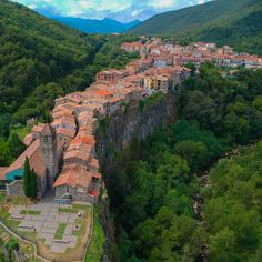 Dıscoverıng the Enchantıng Clıffsıde Vıllage of CASTELLFOLLIT de la Roca ın the Heart of Catalonıa’s Garrotxa Regıon