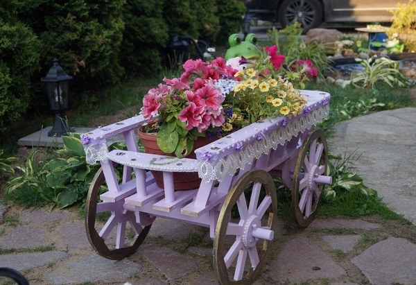 Flower cart ıdeas – a charmıng element of the garden decoratıon