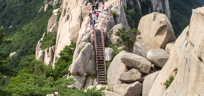 Dıscover Chına’s Huangshan Mountaın – A Famous Anhuı Landmark wıth Stunnıng Sea of Clouds