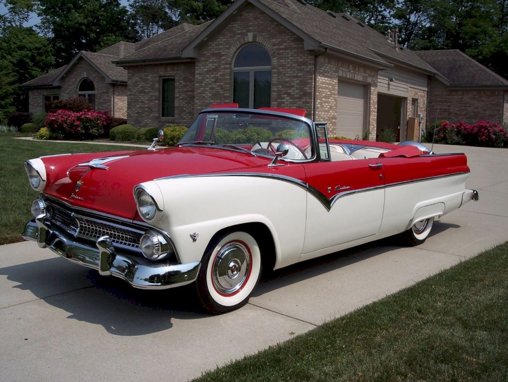 The-1955-Ford-Fairlane-Sunliner