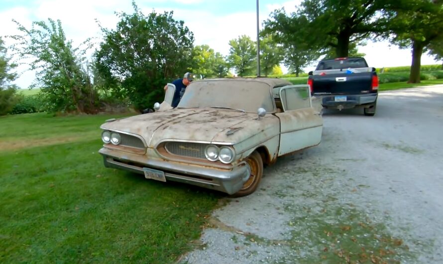 1959 Pontiac Catalina Comes Out of the Barn After 22 Years, Gets First Wash