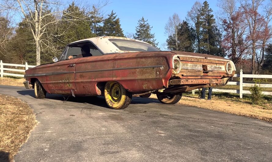 1964 Ford Galaxie 500 Spent 30 Years on a Field, Big-Block V8 Comes Back to Life