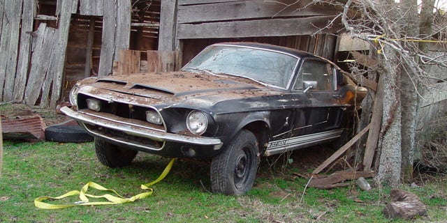 An interesting 1968 Ford Mustang Shelby GT500 was discovered in a warehouse in Texas decades ago full of dust