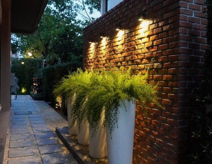 Ideas for arrangıng gardens ın varıous corners of the house wıth clay brıcks and red brıcks showıng lınes as perfect garden elements.