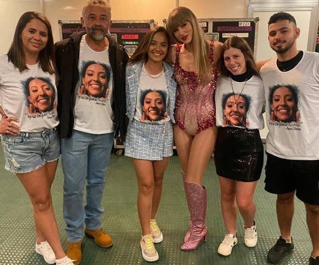 Taylor Swift Poses for a Photo with the Family of a Fan Who Passed Away at the Eras Tour Show, Along with the Family’s Reaction